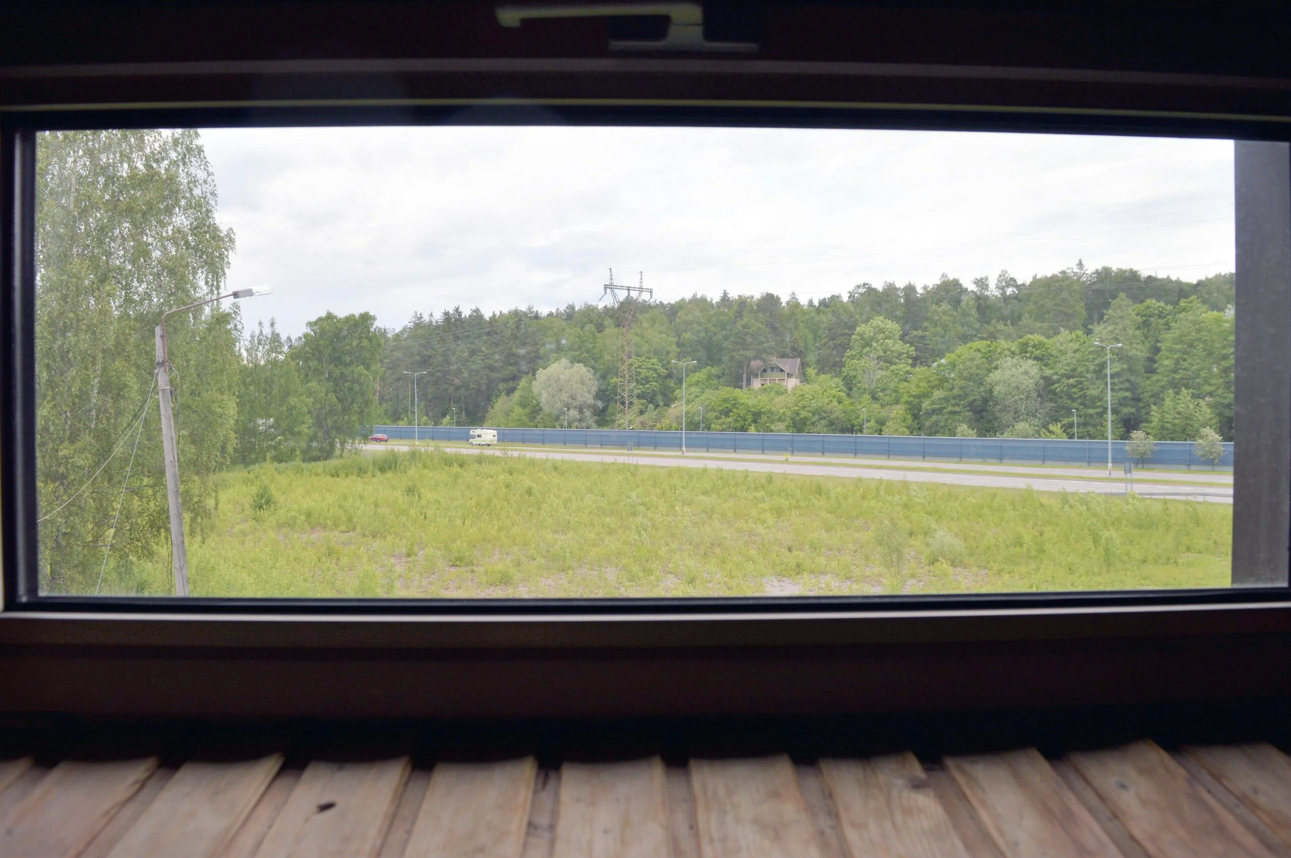 "Saunan ikkunasta avautuu näkymä vihreälle nurmikolle ja metsikköön."