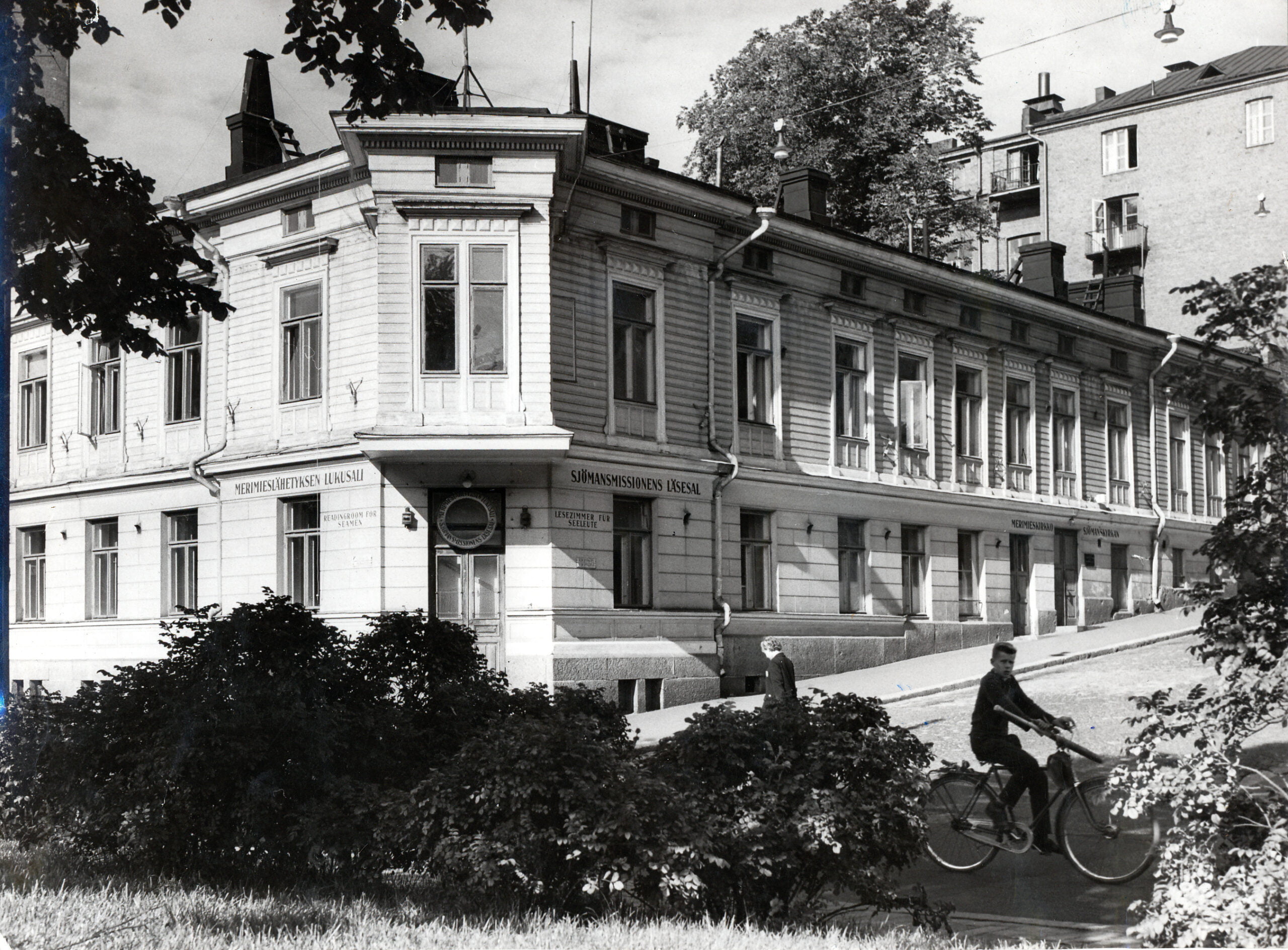 Merimieskirkon ensimmäinen oma rakennus Helsingin Punavuoressa Sepänkatu 7:n ja Albertinkatu 2:n kulmassa oli alun perin kaksikerroksinen vaalea puutalo.