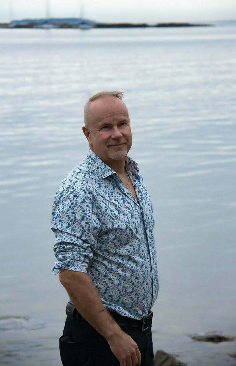 Petri Laaksonen Helsingin Kaivopuiston rannassa kesäkuussa 2020.
