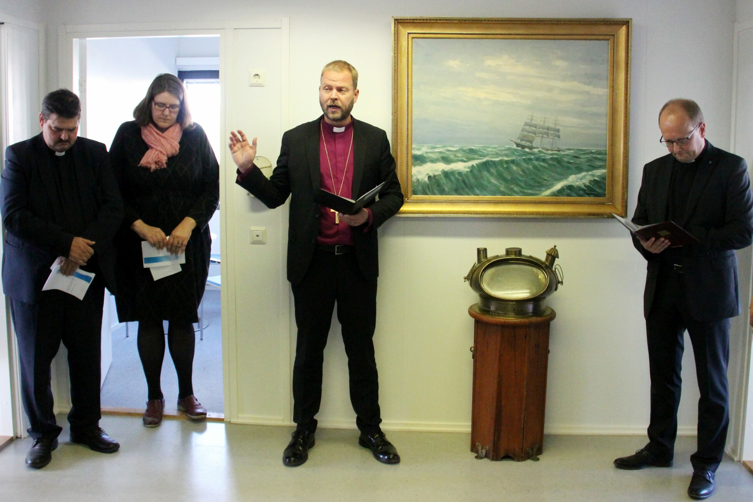 Herttoniemeen muuttaneen keskustoimiston siunaamisen toimitti piispa Teemu Laajasalo. Aulatilaa koristavat meriaiheinen taulu sekä aito vanha laivan kompassi.