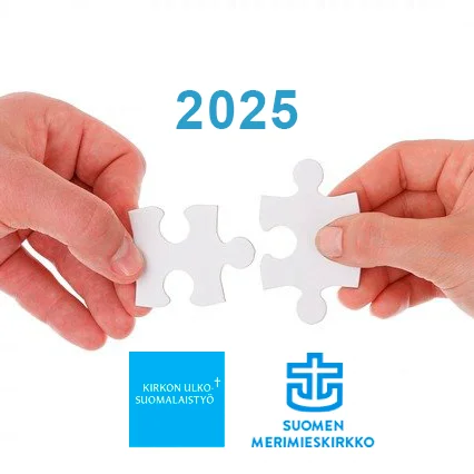 "Kahdet kädet, joissa kummassakin on palapelin pala. Niiden yläpuolella vuosiluku 2025 ja alapuolella Kirkon ulkosuomalaistyön sekä Merimieskirkon logot."