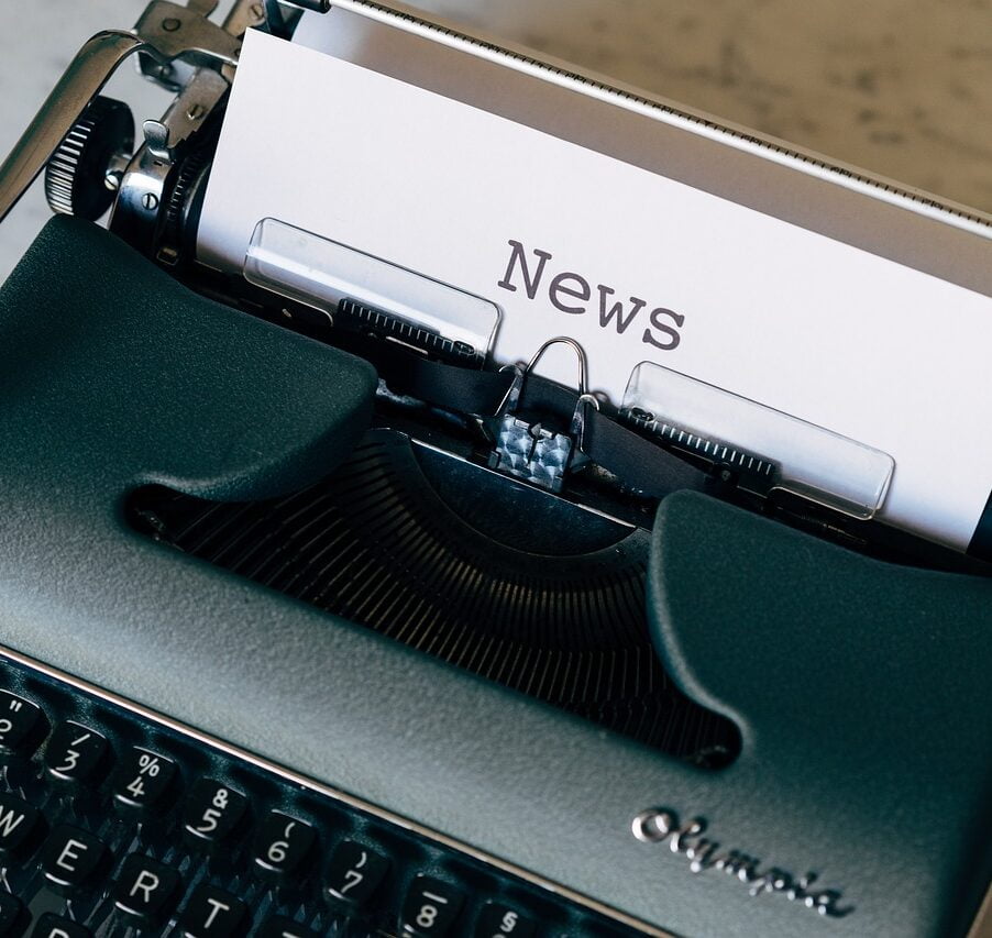 Kirjoituskone, johon asennetussa paperissa lukee News.