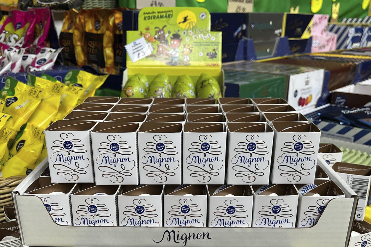 Mignon-munalaatikoitra päällekkäin taustallaan muita pääsiäisaiheisia tuotteita.