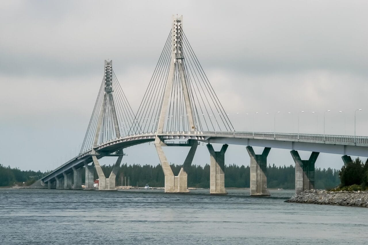 Pitkä, harmaa ja korkea silta jossa kaksi 82 metriin yltävää kannatinpylvästä.