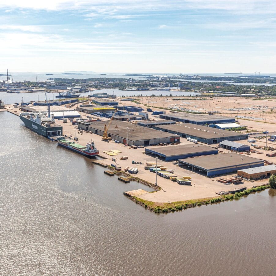Ilmakuva satamasta, jossa on useita halleja.