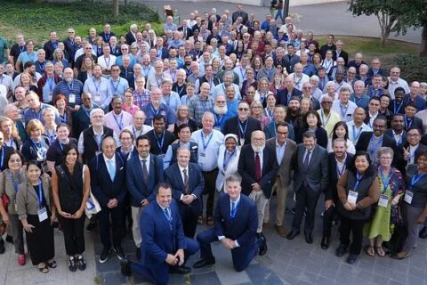 Suuri joukko ihmisiä ryhmäkuvassa.