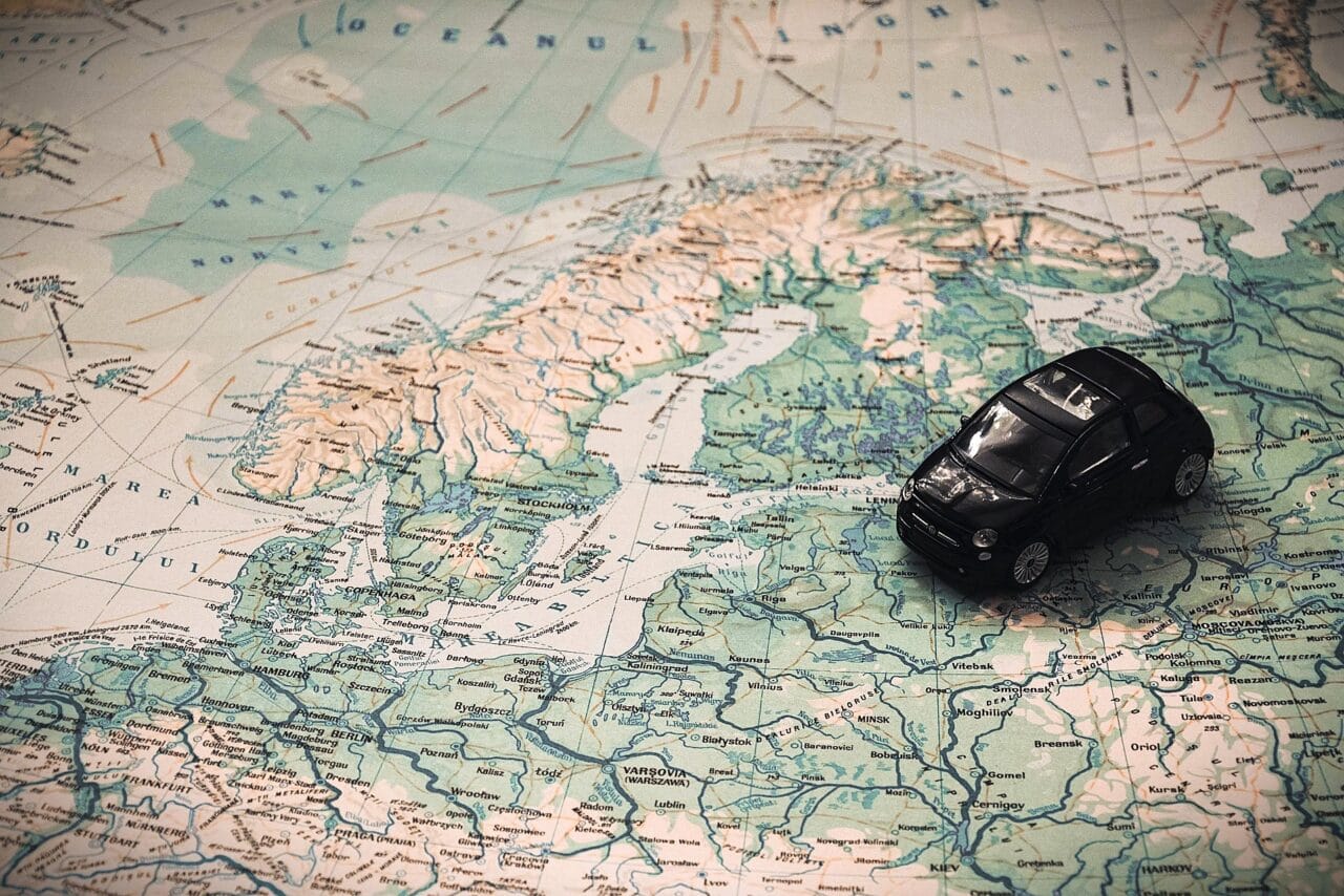 Euroopan kartta, jonka päällä musta leikkiauto.