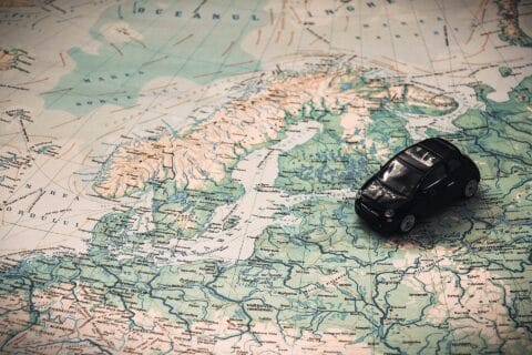 Euroopan kartta, jonka päällä musta leikkiauto.