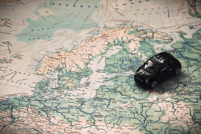 Euroopan kartta, jonka päällä musta leikkiauto.