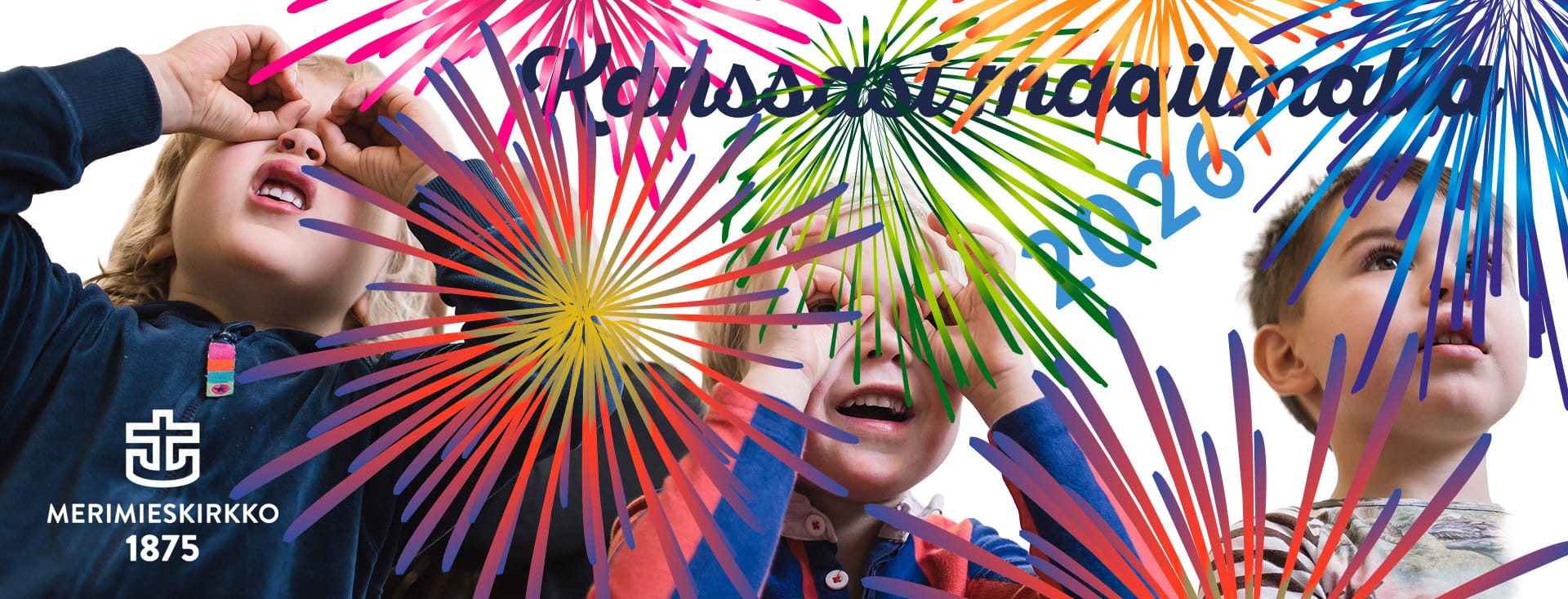 Kolme pikkupoikaa katselee yläviistoon kädet 